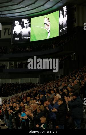 Ein LED-Bildschirm zeigt Spieler, die während des Spiels der Sky Bet League One im Pride Park, Derby, eine Schweigeminute zum Gedenken an Sir Bobby Charlton und Francis Lee beobachten. Bilddatum: Dienstag, 24. Oktober 2023. Stockfoto