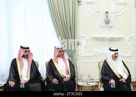 Teheran, Iran. Oktober 2023. Iranischer Präsident (ungesehen) spricht mit Saudi-Arabiens Botschafter im Iran ABDULLAH BIN SAUD AL-ANZI (R), während der Botschafter ihm Akkreditive überreicht. (Credit Image: © Iranian Presidency via ZUMA Press Wire) NUR REDAKTIONELLE VERWENDUNG! Nicht für kommerzielle ZWECKE! Quelle: ZUMA Press, Inc./Alamy Live News Stockfoto