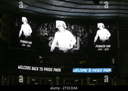 Ein LED-Bildschirm während einer Schweigeminute zum Gedenken an Francis Lee vor dem Spiel der Sky Bet League One im Pride Park, Derby. Bilddatum: Dienstag, 24. Oktober 2023. Stockfoto