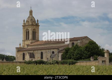 Eine cremefarbene Kirche in den Weinbergen von Bordeaux Stockfoto