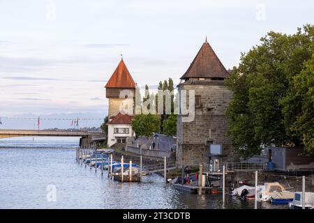 Konstanz, Blick von der Fahrradbrücke auf die alte Rheinbrücke über den Rhein zum Bodensee Stockfoto