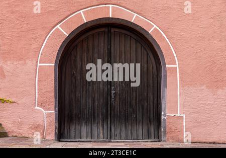 Historisches, altes, zweiblättriges, braunes Holztor Stockfoto