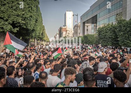 Die Menge von Demonstranten mit palästinensischen Fahnen und Keffiyehs bei der pro-palästinensischen und anti-israelischen Protestkundgebung in Tunis nach einer Krankenhausexplosion in Gaza Stockfoto