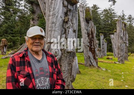 Der Wachmann namens Gordie führt die Totem-Pole am UNESCO-Weltkulturerbe Sgang Gwaay Llnagaay, einem alten Dorf im Gwaii Haanas National Stockfoto