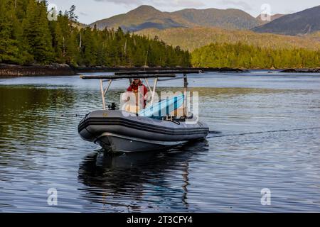 Moresby Explorers Zodiac kommt an der alten Rose Harbour Waling Station im Gwaii Haanas National Park Reserve, Haida Gwaii, British Columbia Stockfoto