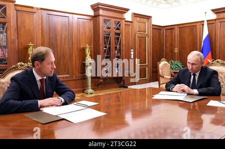 Moskau, Russland. Oktober 2023. Der russische Präsident Wladimir Putin, rechts, hört den linken Industrie- und Handelsminister Denis Manturow während eines Arbeitssitzes im Kreml am 24. Oktober 2023 in Moskau. Quelle: Gavriil Grigorov/Kreml Pool/Alamy Live News Stockfoto