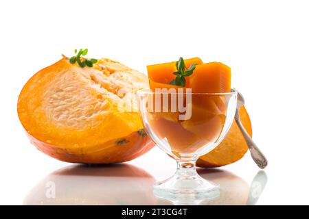 Zubereitete süße Kürbismarmelade in einer Glasschale isoliert auf weißem Hintergrund. Herbstrezepte. Stockfoto