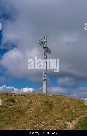 Grand Colombier Pass. Blick auf das Kreuz des Grand Colombier, den Wald, die Straße und die Berge dahinter Stockfoto