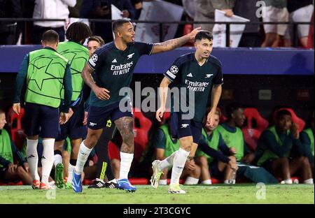 Arsenals Gabriel Martinelli (rechts) feiert mit seinem Teamkollegen Gabriel Jesus beim Spiel der Gruppe B der UEFA Champions League im Ramon Sanchez-Pizjuan Stadion in Sevilla, Spanien, das erste Tor des Spiels. Bilddatum: Dienstag, 24. Oktober 2023. Stockfoto