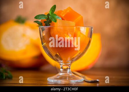 Zubereitete süße Kürbismarmelade in einer Glasschale auf einem Holztisch. Herbstrezepte. Stockfoto