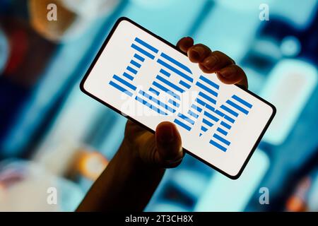 In dieser Abbildung wird das IBM-Logo (International Business Machines) auf einem Smartphone-Bildschirm angezeigt. Stockfoto