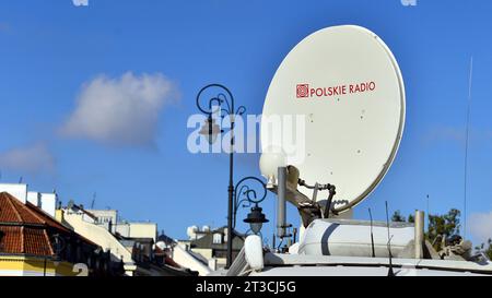 Warschau, Polen. 24. Oktober 2023. TV-Nachrichten-Auto. Sondertransport für Reporter. Mobilfernsehen im Präsidentenpalast, um ein Signal zu senden. Live fr Stockfoto