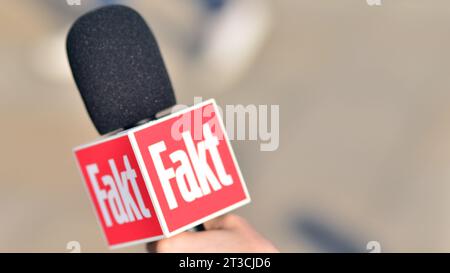 Warschau, Polen. 24. Oktober 2023. Mikrofon mit dem Logo des Fernsehsenders. Schild Fakt. Stockfoto