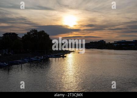 Konstanz, Blick von der Fahrradbrücke auf das Hinterland bei Sonnenuntergang mit Silhouetten Stockfoto