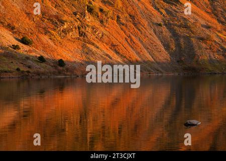 Wasdale-Geröll spiegeln sich bei Sonnenuntergang im Abwasser, Lake District, Cumbria Stockfoto