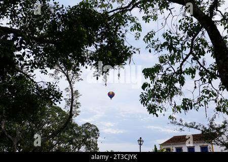 Tiradentes, Minas Gerais, Brasilien - 07. Oktober 2023: Ein bemannter Ballon fliegt über dem historischen Tiradentes, im Inneren von Minas Gerais Stockfoto