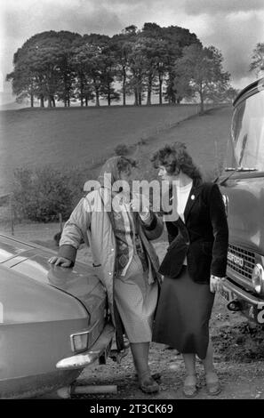 Zigeunerfrauen, die sich unterhalten. Appleby auf der Westmorland Zigeuner-Pferdechartermesse. Cumbria, England, Juni 1981 1980, UK HOMER SYKES Stockfoto