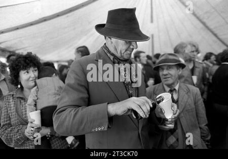 Bierzelt, seine überfüllten Zigeuner trinken am Ende eines Tages. Appleby in Westmorland Gypsy Horse Fair Cumbria, England Juni 1981 1980s UK HOMER SYKES Stockfoto