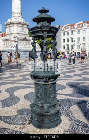 Gusseiserner Putti-Trinkbrunnen auf dem Rossio-Platz, Lissabon, Portugal am 12. Oktober 2023 Stockfoto