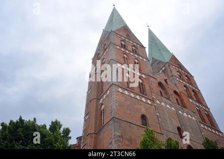 Grauer Himmel über dem Dom St. Mary in Lübeck Stockfoto