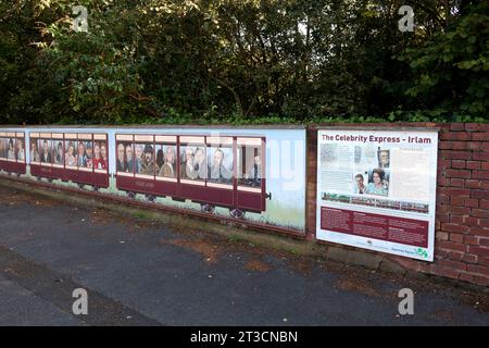 Wandgemälde am Bahnhof mit berühmten Persönlichkeiten aus der Stadt Irlam, Greater Manchester Stockfoto