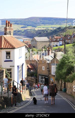 Blick auf das malerische alte Fischerdorf Robin Hood's Bay an der Heritage Coast der New Yorkshire Moors, Großbritannien Stockfoto