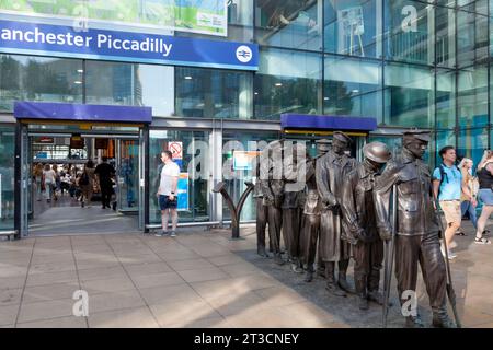 Skulptur vor der Piccadilly Station zum Gedenken an blinde Veteranen des Ersten Weltkriegs in Manchester Stockfoto