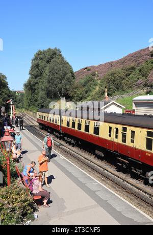 Pretty Goathland Station an der beliebten North Yorkshire Moors Railway Line, im Spätsommer Sonnenschein, Großbritannien Stockfoto