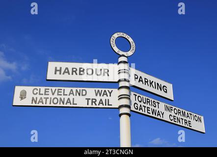 Das hübsche Fischerdorf Staithes, in der Nähe von Whitby und Heimat einer Künstlergemeinde, ein beliebtes Touristenziel, in North Yorkshire, Großbritannien Stockfoto