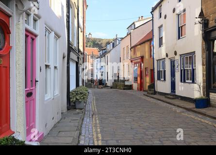 Das hübsche Fischerdorf Staithes, in der Nähe von Whitby und Heimat einer Künstlergemeinde, ein beliebtes Touristenziel, in North Yorkshire, Großbritannien Stockfoto
