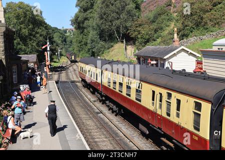 Pretty Goathland Station an der beliebten North Yorkshire Moors Railway Line, im Spätsommer Sonnenschein, Großbritannien Stockfoto