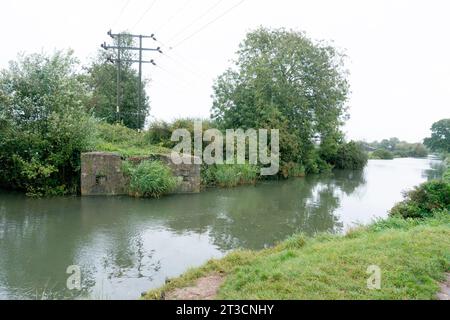 Überreste der Brücke, die die Selsey Tramway über den Chichester Canal in Chichester führt Stockfoto