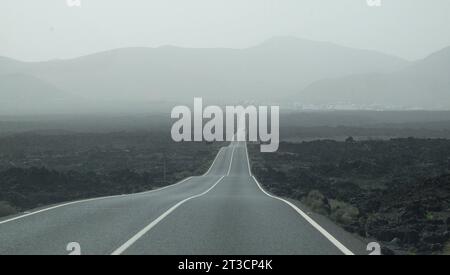 LZ67 Autobahn die LZ-67 Straße durch den Nationalpark Timanfaya auf Lanzarote Nationalpark Timanfaya LZ67 Autobahn Lanzarote Spanien *** LZ67 Autobahn LZ 67 Straße durch den Nationalpark Timanfaya auf Lanzarote Timanfaya Nationalpark LZ67 Autobahn Lanzarote Spanien Copyright: XRayxvanxZeschaux Credit: Imago/Alamy Live News Stockfoto