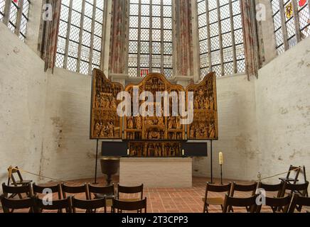 Lübeck, Deutschland, St. Marienkirche historischer Holzaltar und gotische Fenster Stockfoto