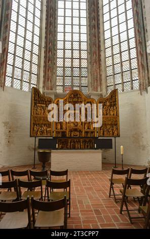 Lübeck, Deutschland, Inneres der Marienkirche und historischer Holzaltar Stockfoto