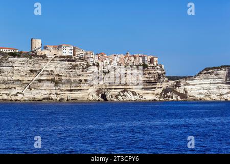 Oberstadt mit der Treppe des Königs von Aragon auf weißen Kreidefelsen, Südspitze von Korsika, Bonifacio, Korsika, Frankreich Stockfoto