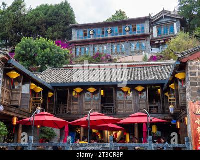 Restaurant in alten chinesischen Holzhäusern, historische Altstadt von Lijiang, Yunnan, China Stockfoto