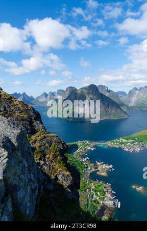 Fantastische Aussicht vom Aussichtspunkt Reinebringen. Berge und blaues Meer auf den Lofoten-Inseln. Landschaft des Fischerdorfs reine Stockfoto