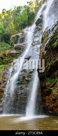 Felsen bedeckt mit Moos am Wasserfall im Regenwald in Minas Gerais, Brasilien Stockfoto