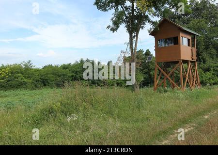 Hunters Stand, schlafende Kanzel am Rande des Feldes, Südungarn, Ungarn Stockfoto