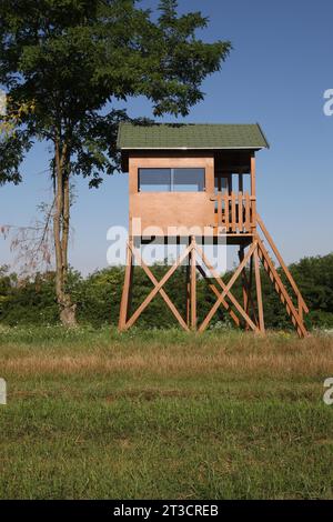 Hunters Stand, schlafende Kanzel am Rande des Feldes, Südungarn, Ungarn Stockfoto