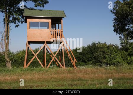 Hunters Stand, schlafende Kanzel am Rande des Feldes, Südungarn, Ungarn Stockfoto