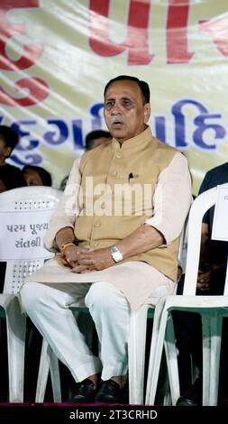 Rajkot, Gujarat, Indien. Oktober 2023. Porträt von Gujarat Ex cm Vijaybhai Rupani, der die Öffentlichkeit im Ravan Dahan Programm, Rajkot Race Course Ground, betrachtet. Quelle: Nasirkhan Davi/Alamy Live News Stockfoto