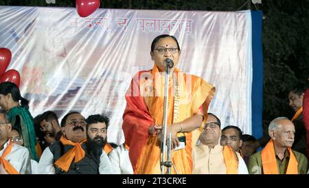 Rajkot, Gujarat, Indien. Oktober 2023. Nahaufnahme Der Öffentlichen Rede Des Bürgermeisters Von Rajkot Naynaben Pedhadiya In Ravan Dahan Auf Dem Rajkot Race Course Ground. Quelle: Nasirkhan Davi/Alamy Live News Stockfoto