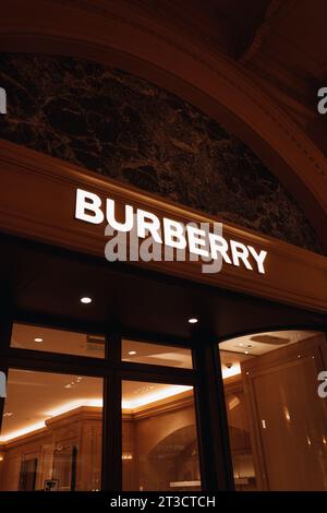 Braune klassische historische Fassade der Burberry Boutique. Burberry ist eine britische Luxuskleidermarke Stockfoto