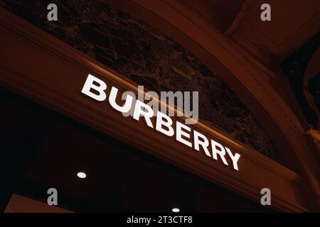 Braune klassische historische Fassade der Burberry Boutique. Burberry ist eine britische Luxuskleidermarke Stockfoto