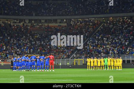 Mailand, Italien - 11. September 2023: Italienische (blaue) und ukrainische Spieler zollen während des Schweigens den Kriegstoten Tribut. UEFA EURO 2024 Qualifikationsspiel Italien gegen Ukraine. Stadio San Siro Stockfoto