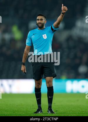 Schiedsrichter Sunny Singh Gill während des Spiels der Sky Bet League One im Pride Park, Derby. Bilddatum: Dienstag, 24. Oktober 2023. Stockfoto