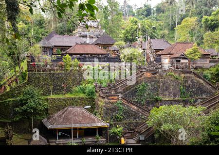 Ein kleiner Tempel, der für heilige Waschungen genutzt wird. Verzaubert und mit Moos bedeckt, mit Opfern, wunderschönen Statuen und vielem mehr. Heilige Quellen und Weihwasser Stockfoto