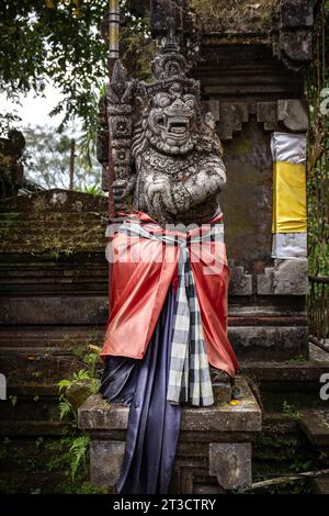 Ein kleiner Tempel, der für heilige Waschungen genutzt wird. Verzaubert und mit Moos bedeckt, mit Opfern, wunderschönen Statuen und vielem mehr. Heilige Quellen und Weihwasser Stockfoto